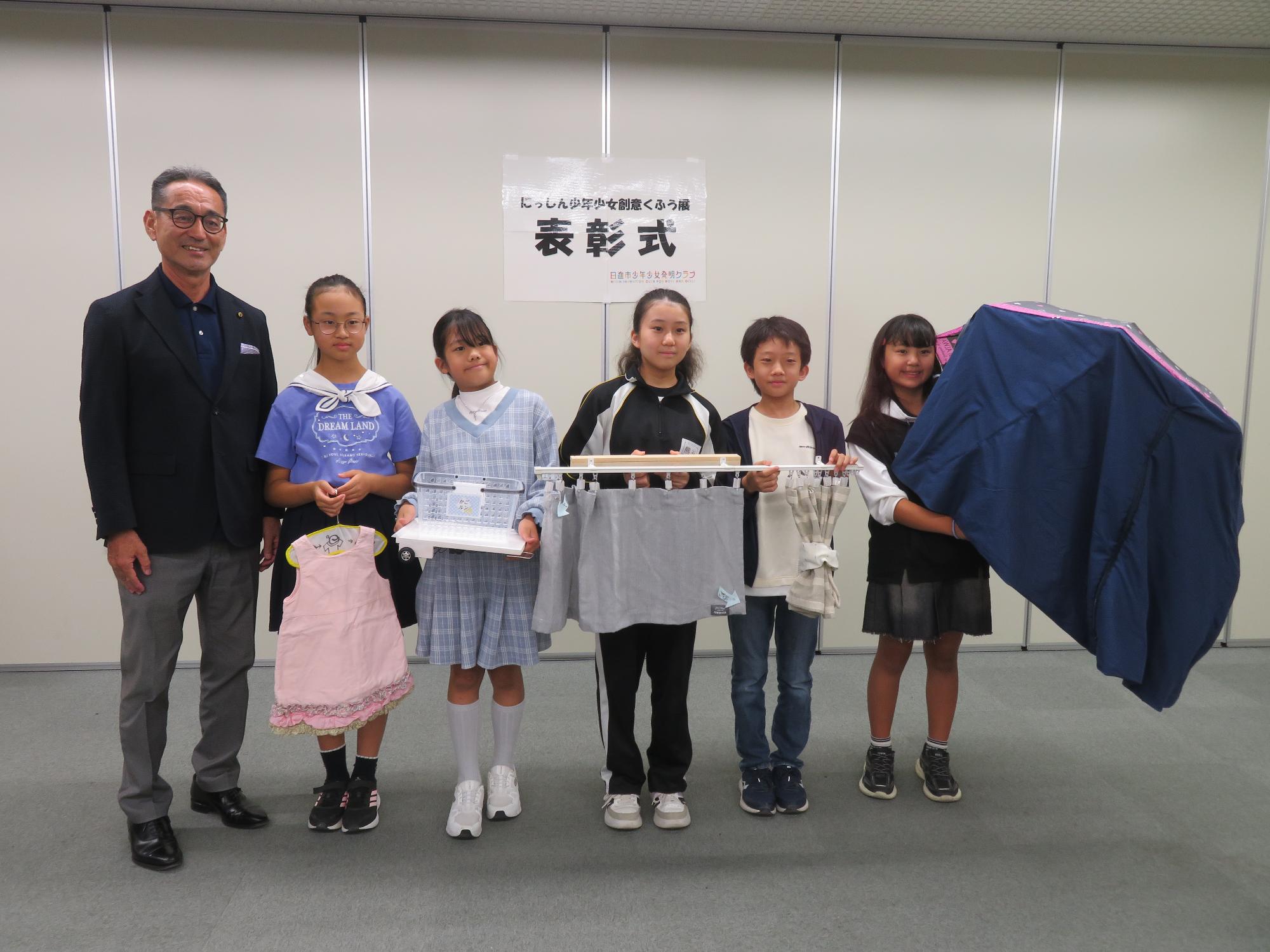 教育長と受賞者で記念写真