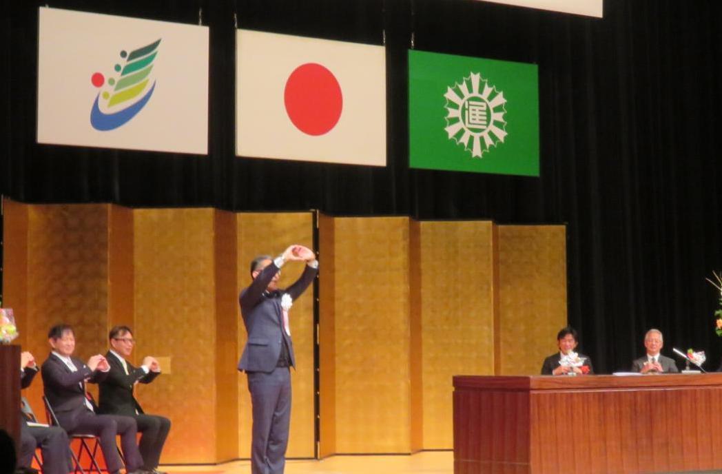 手でハートを作る教育長