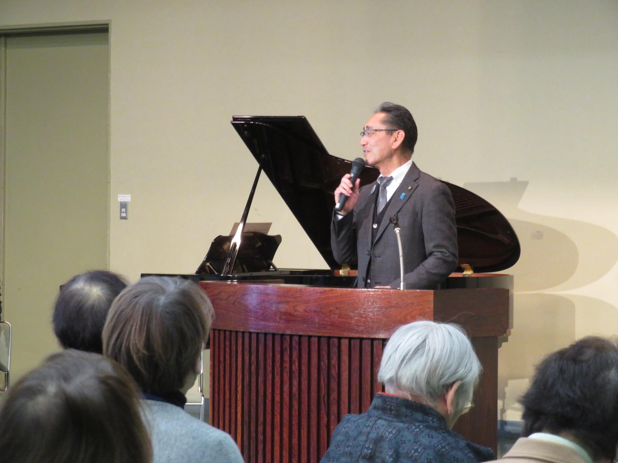 教育長が挨拶する様子