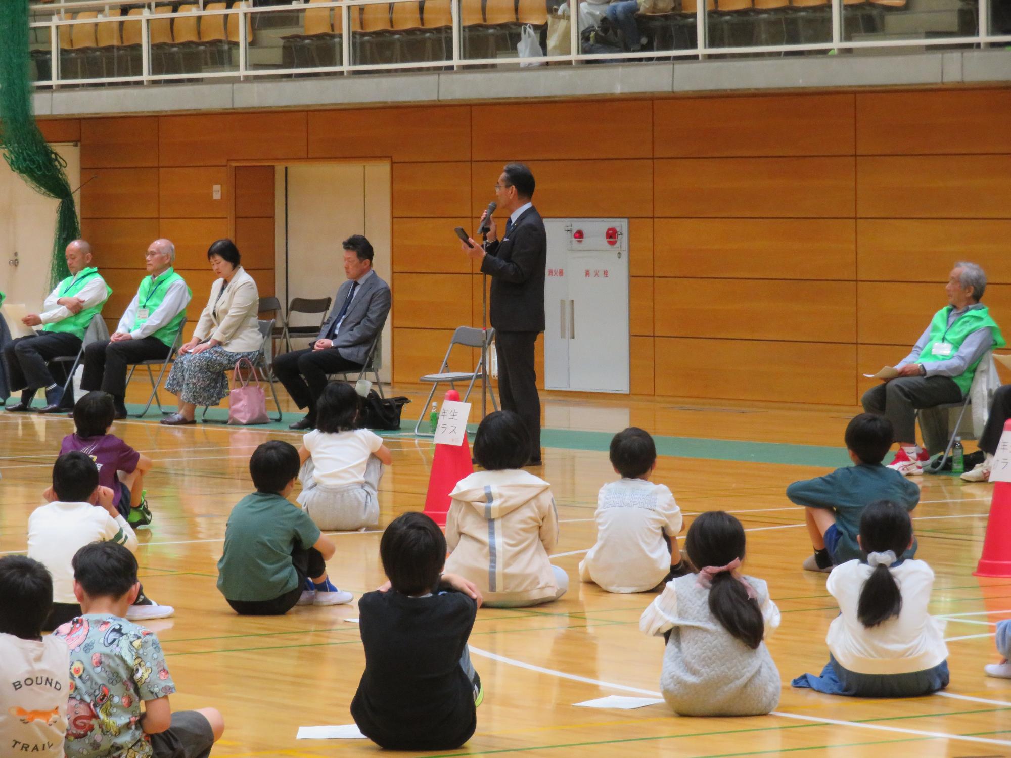 教育長が挨拶する様子