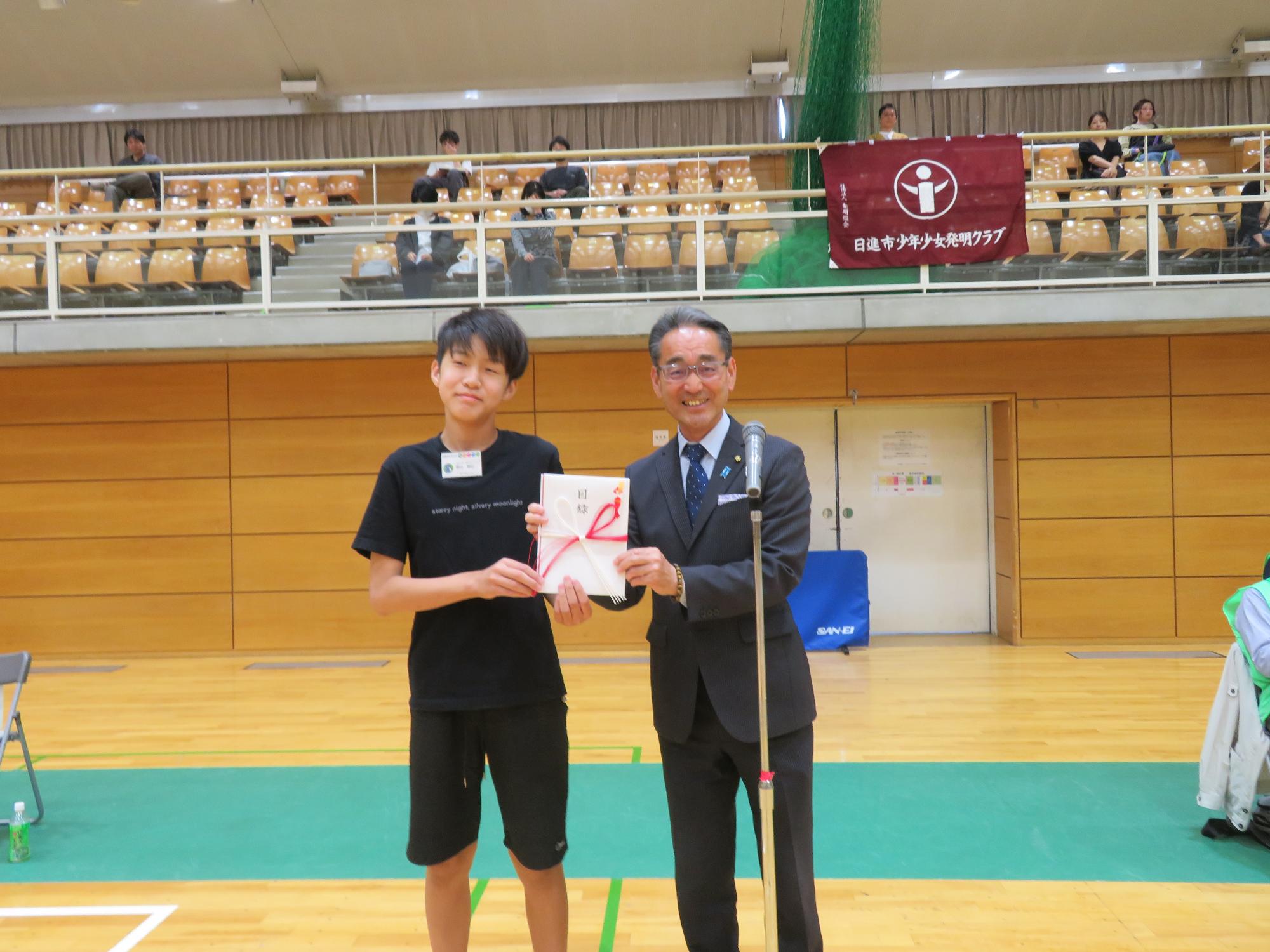 教育長と児童で記念写真