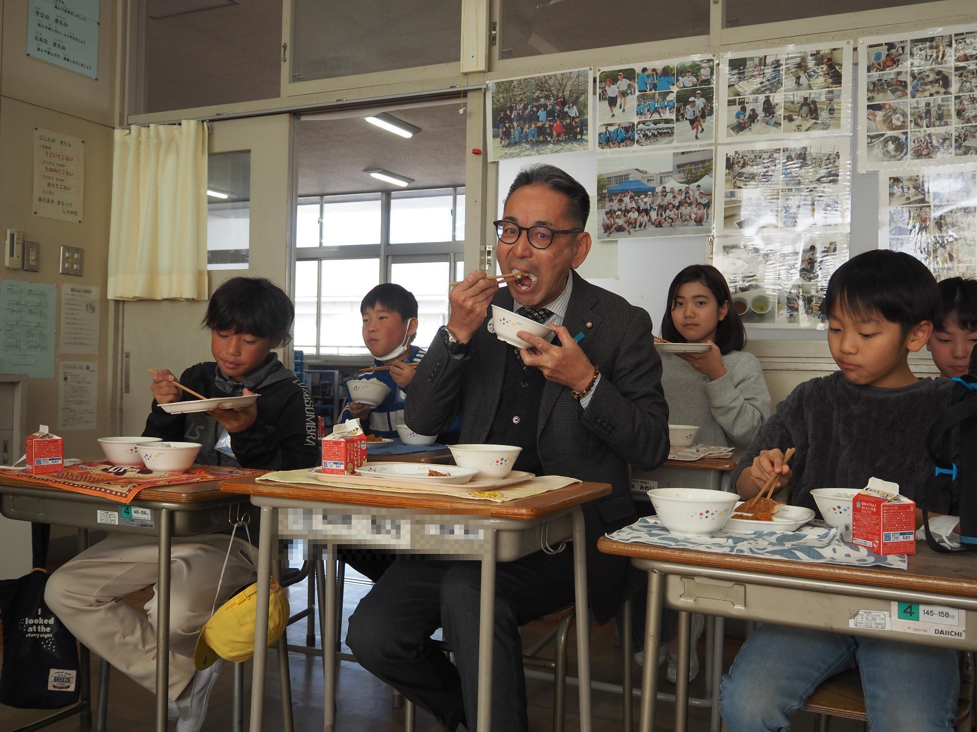 児童と一緒に給食を食べる教育長