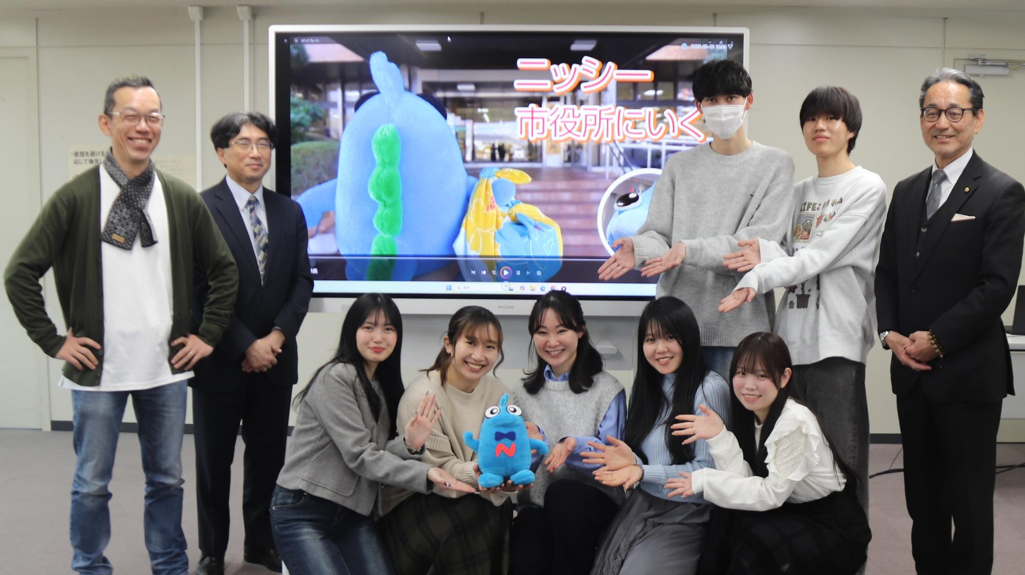 動画を作成した学生と教育長の集合写真