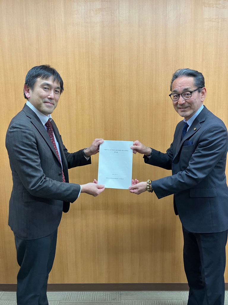 岩田教育長へ「報告書」を手渡す加藤委員長