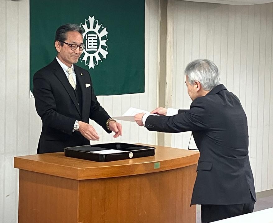 教育長から辞令を渡す写真