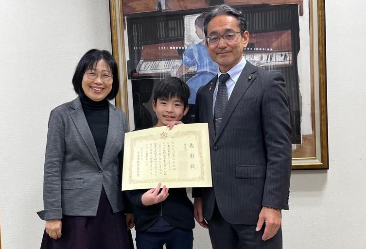 教育長と児童で記念写真