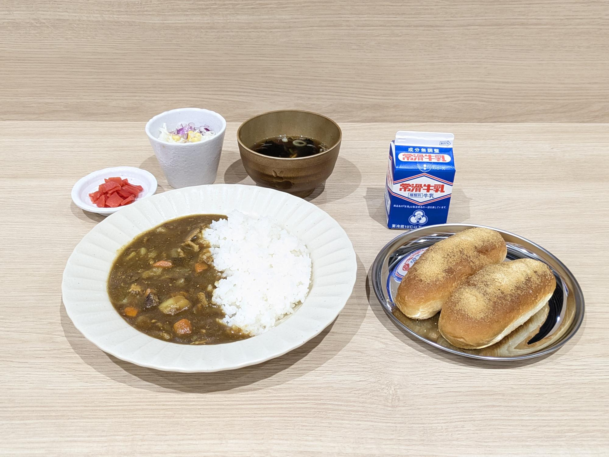8/1（土曜日）から、道の駅マチテラス日進で食べる給食【カレー・揚げパン】 ※写真はイメージです