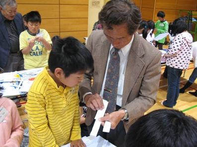 指導を受けながら工作体験をしている写真