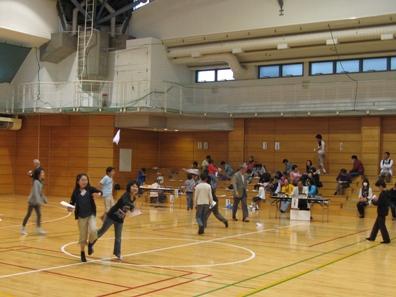 工作体験後子供たちが紙飛行機を飛ばして遊んでいる写真