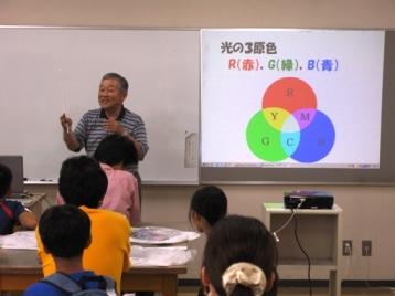 5・6年生Bクラスの子供たちと保護者が万華鏡づくりの講義を受けている写真