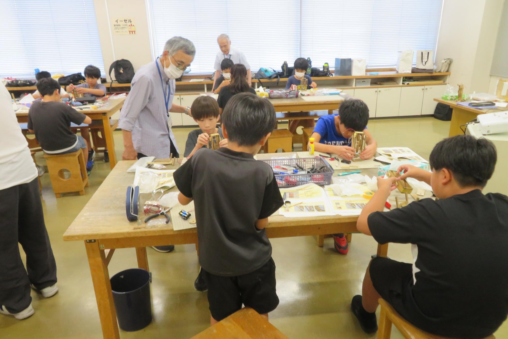 歩くロボット6クラス