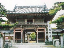 岩崎町小林妙仙寺境内にある妙仙寺山門の写真