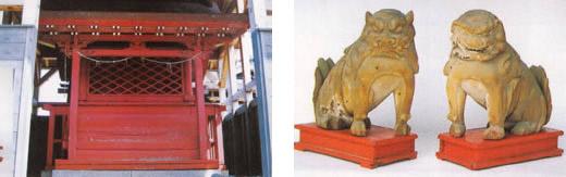 天地社旧本殿(左側)と市指定文化財の木造狛犬(右側)の写真