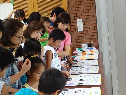 紋きり型を選ぶ子供たちの様子