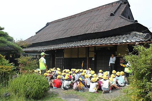 西小学校3年生が旧市川家住宅を見学する様子