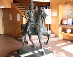 岩崎城主である丹羽氏次の銅像