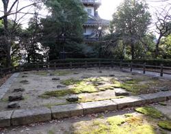 岩崎城の隅櫓の礎石跡