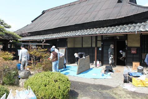 清掃員が旧市川家住宅から畳を出している写真