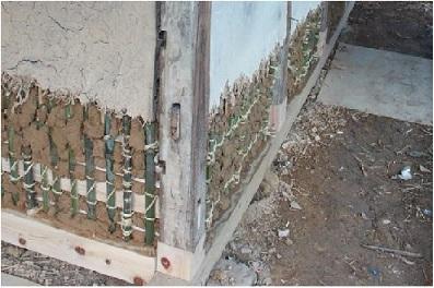 竹木舞の上に壁土を塗っている土壁の写真