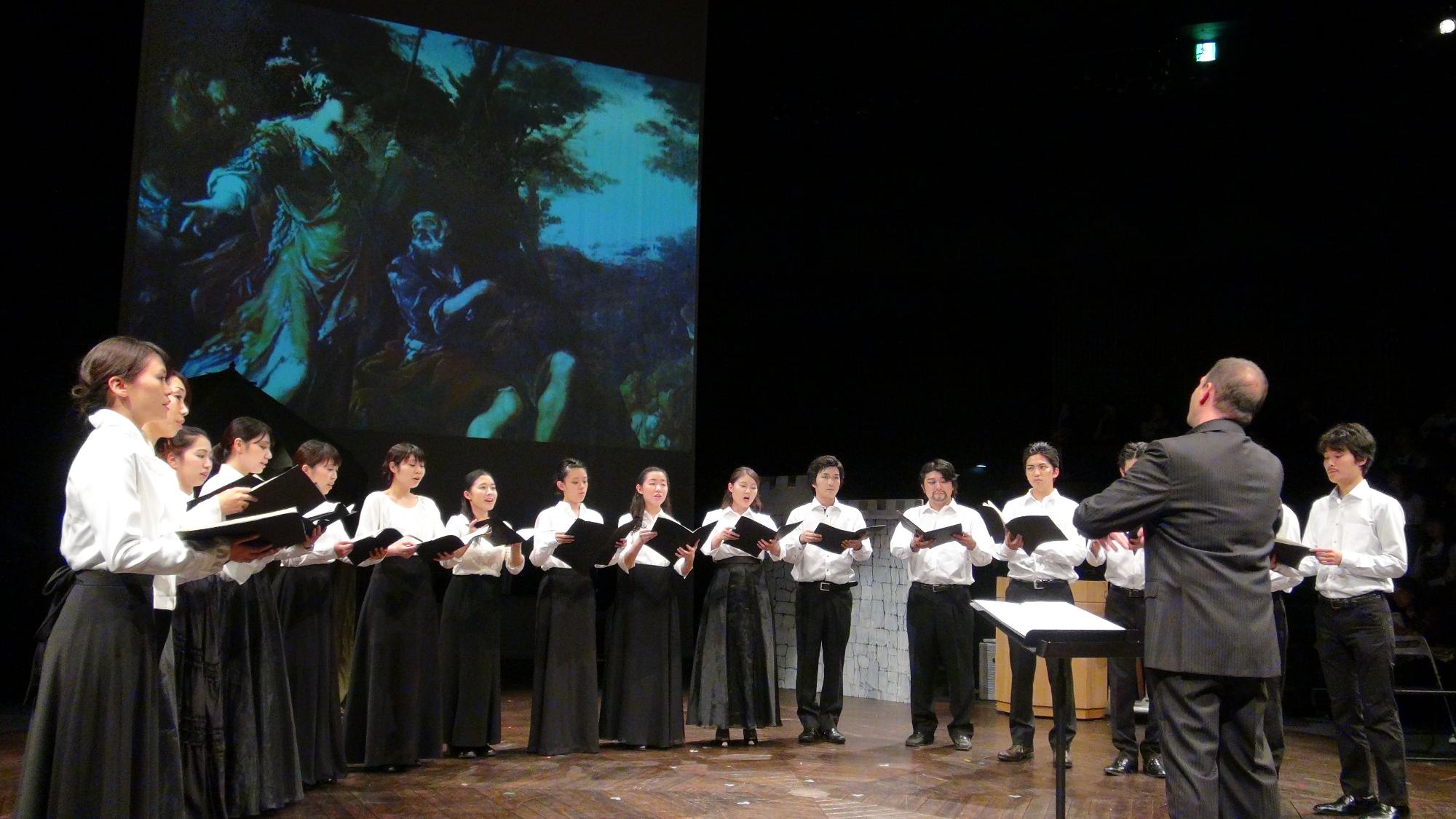 絵画を鑑賞しながら合唱曲を演奏