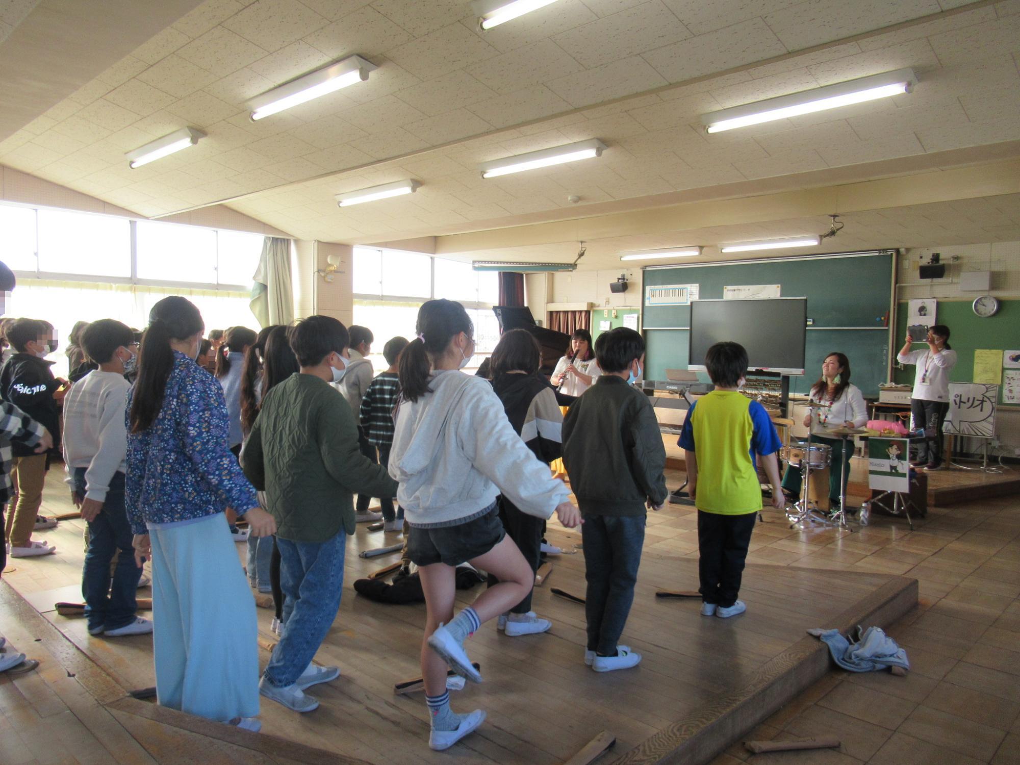 にっしん体操を踊っている様子
