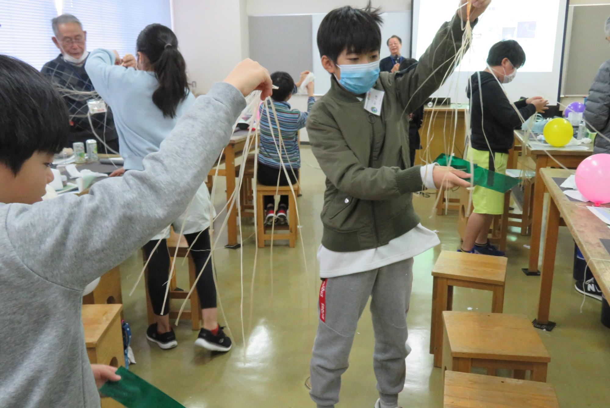 静電気で遊ぶ子どもの様子