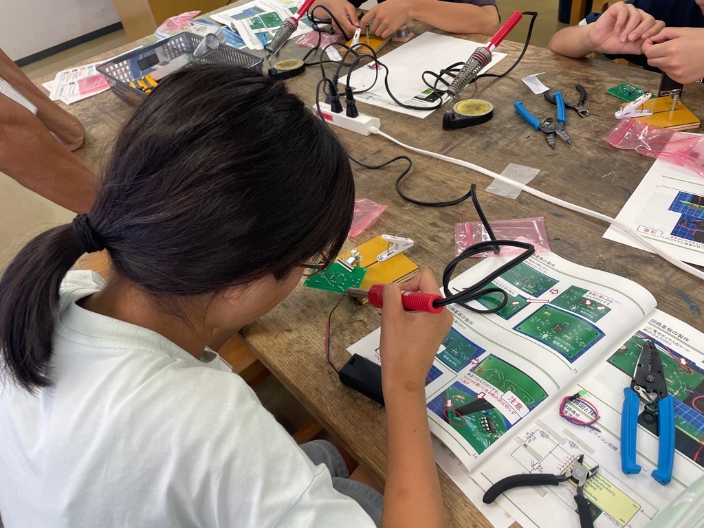 電気ホタルの作成の様子