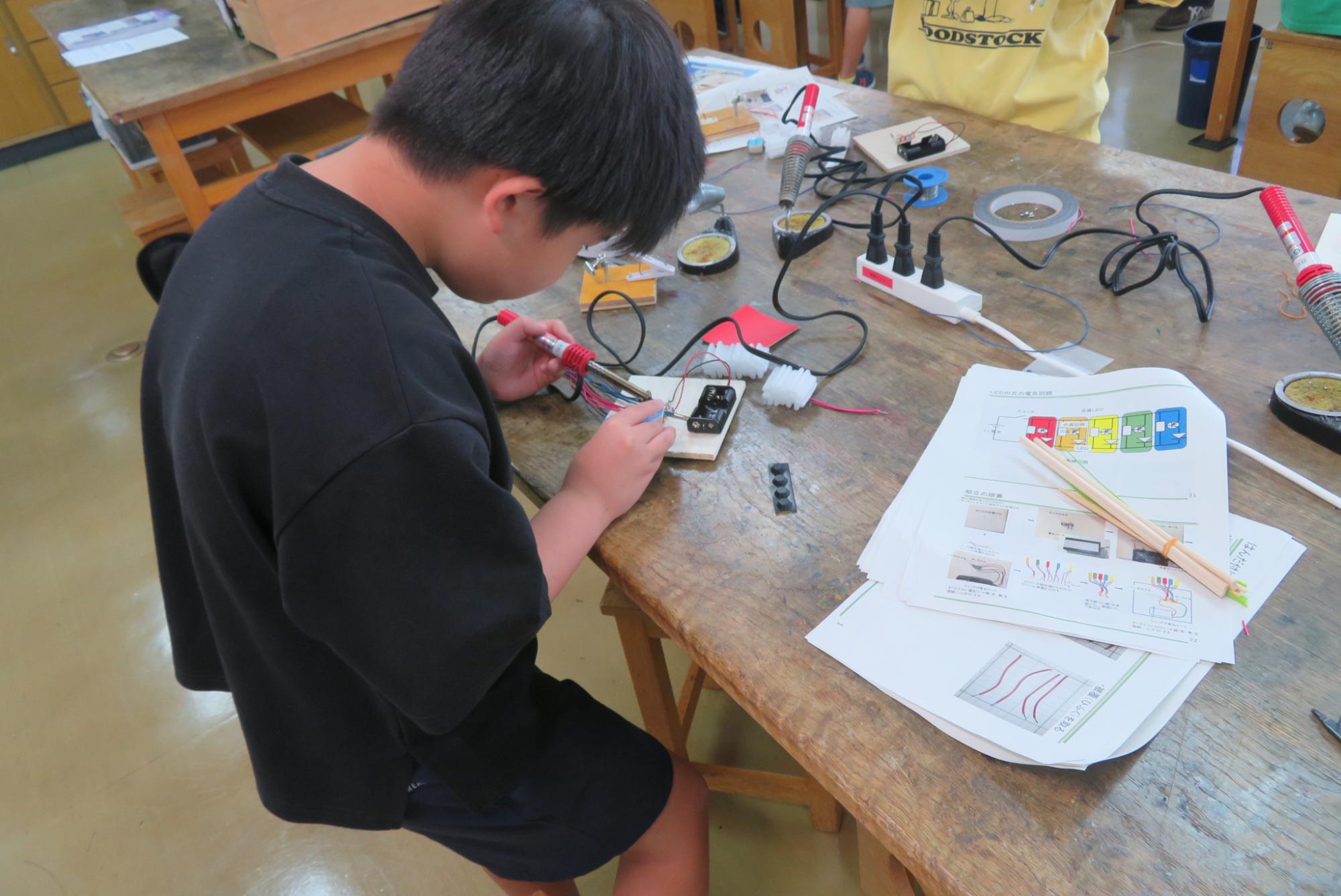 LEDの花を作成する様子