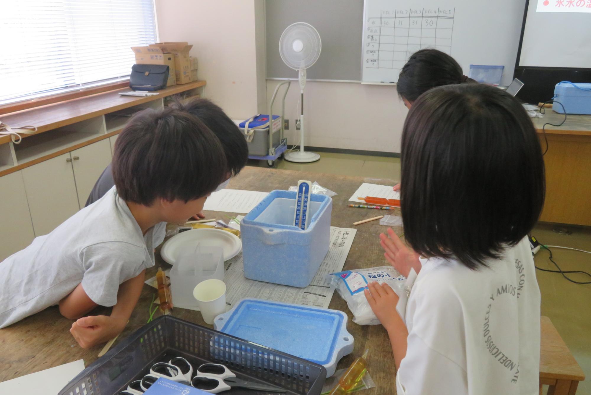 温度を確認する子どもたち
