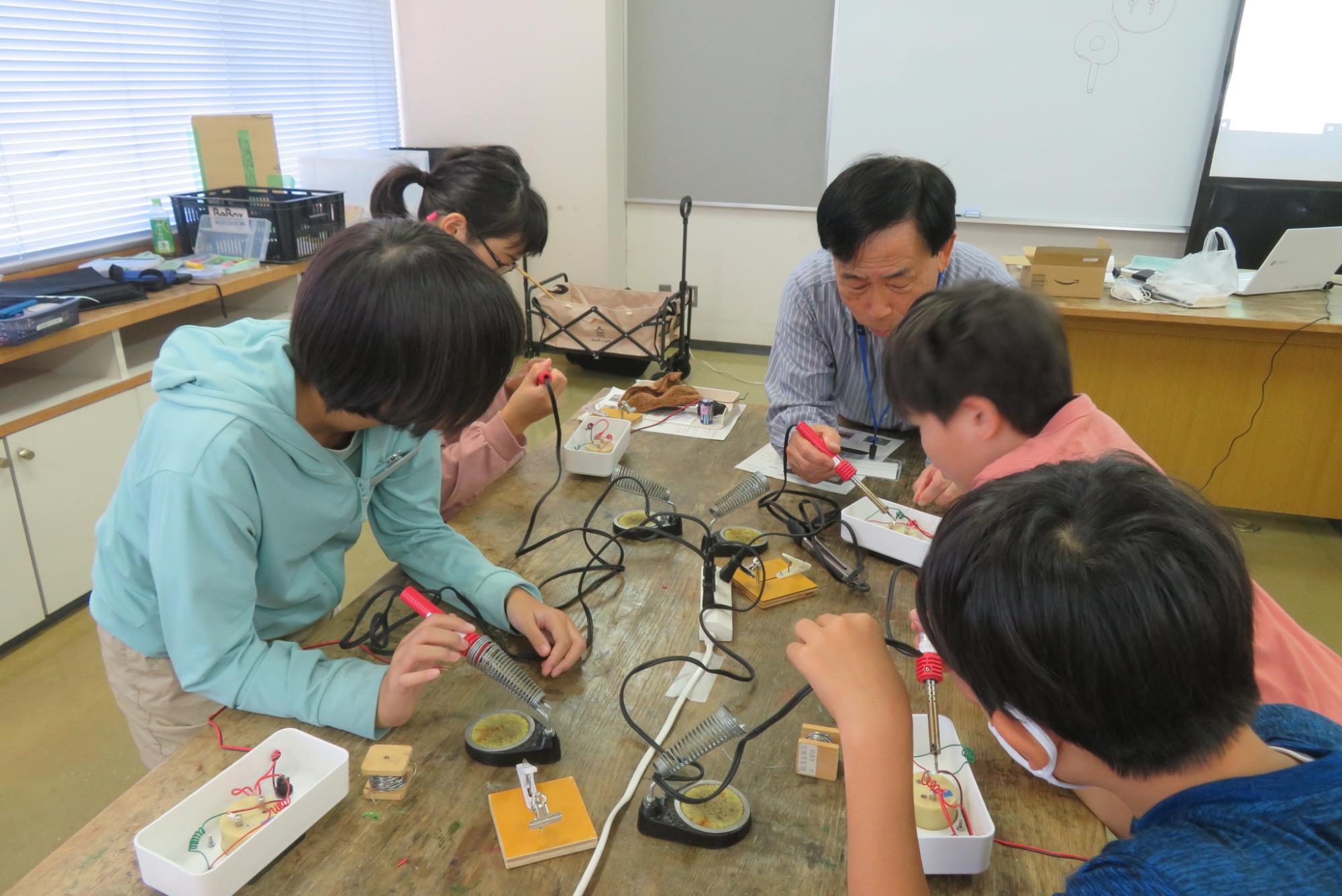 バッテリーチェッカーの製作の様子