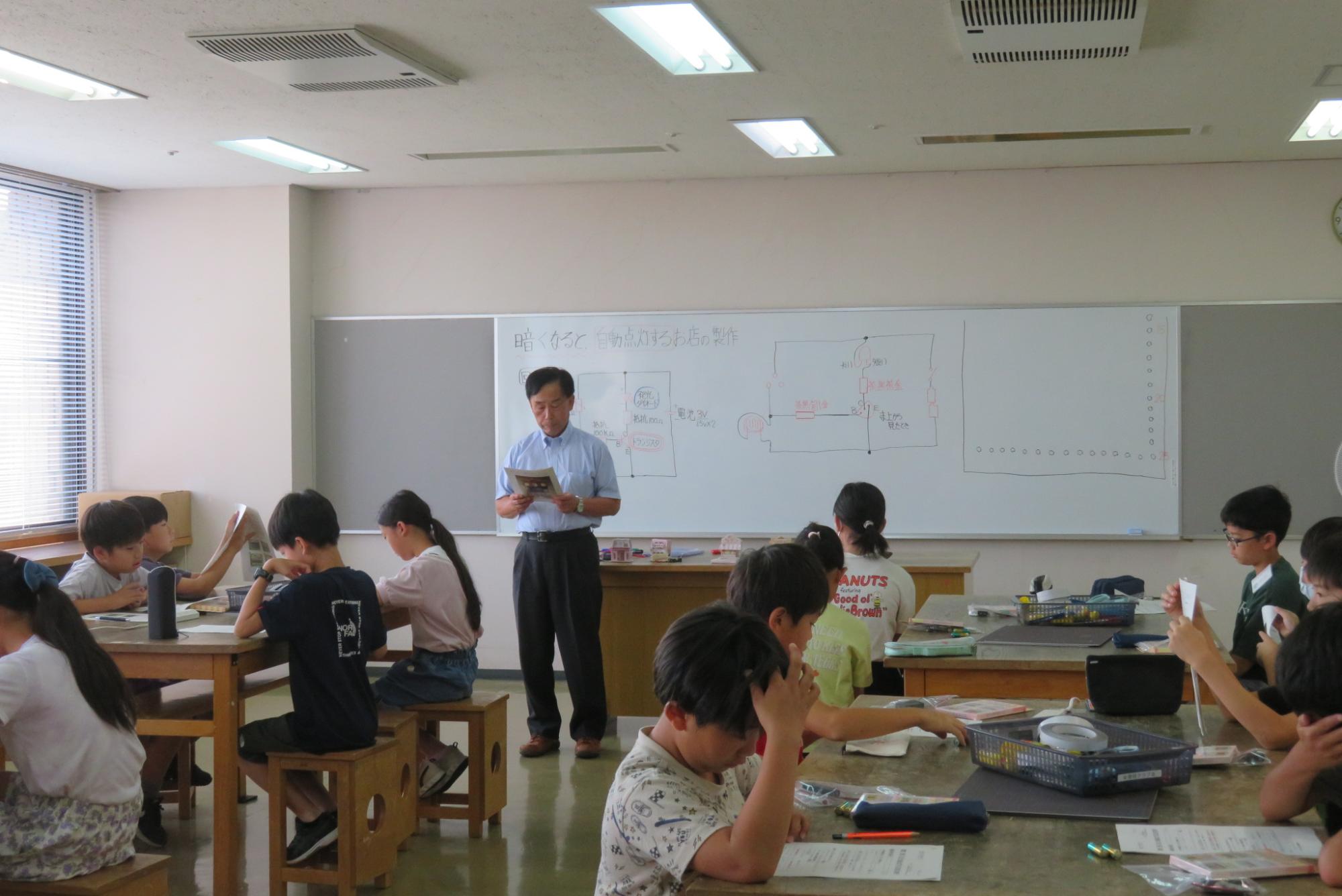 説明を受ける様子