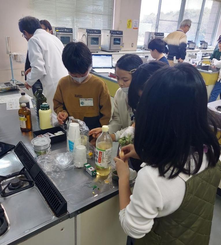油から石鹸を作成する様子