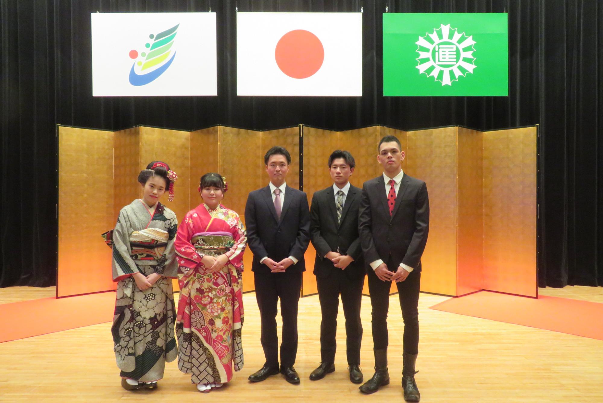 昨年度の二十歳の集い実行委員の集合写真