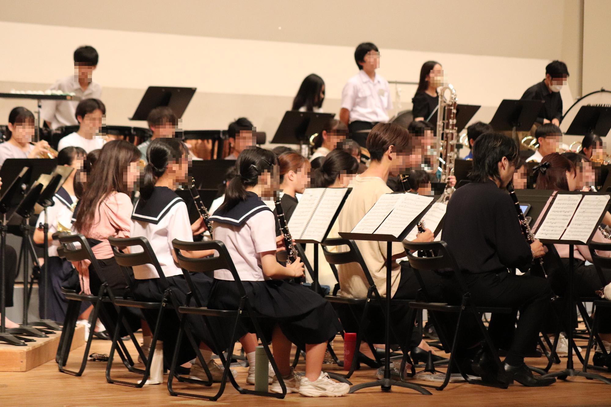 県芸大生と中学生が演奏している様子